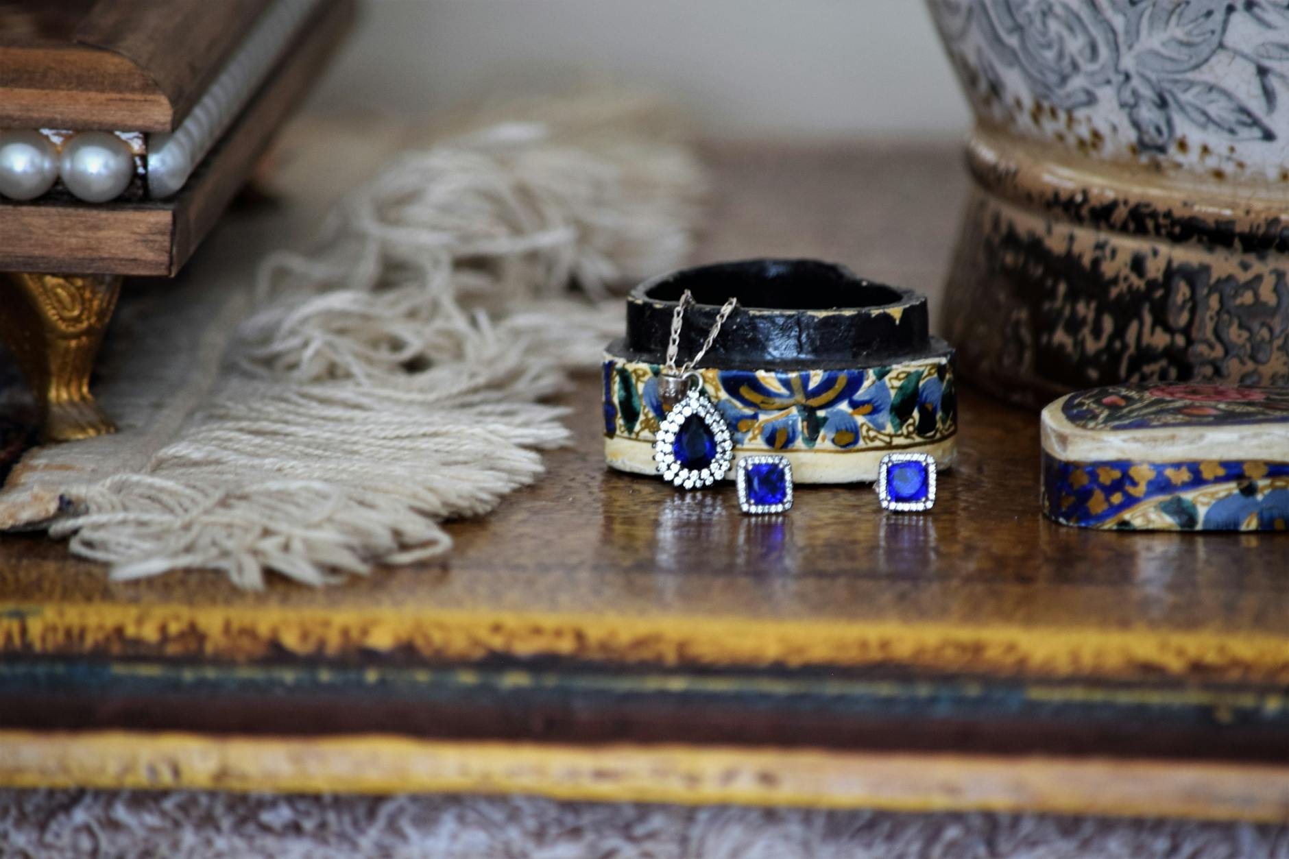 Loose sapphires and emeralds gemstone collection